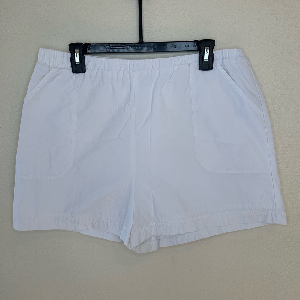 Urban Outfitters White Dress Shorts 2” Women’s Size L Pockets Vacation Beach